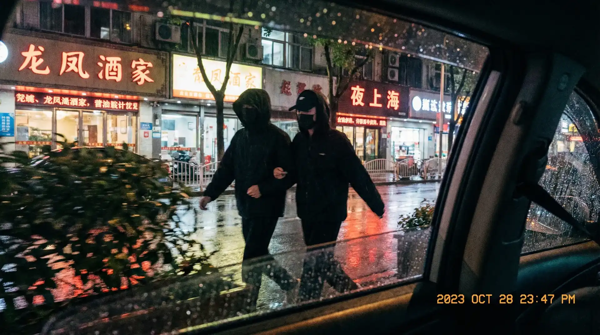新疆女RAPPER18岁RDFJFTTIK - 顶流明星深夜密会现场抓拍照片